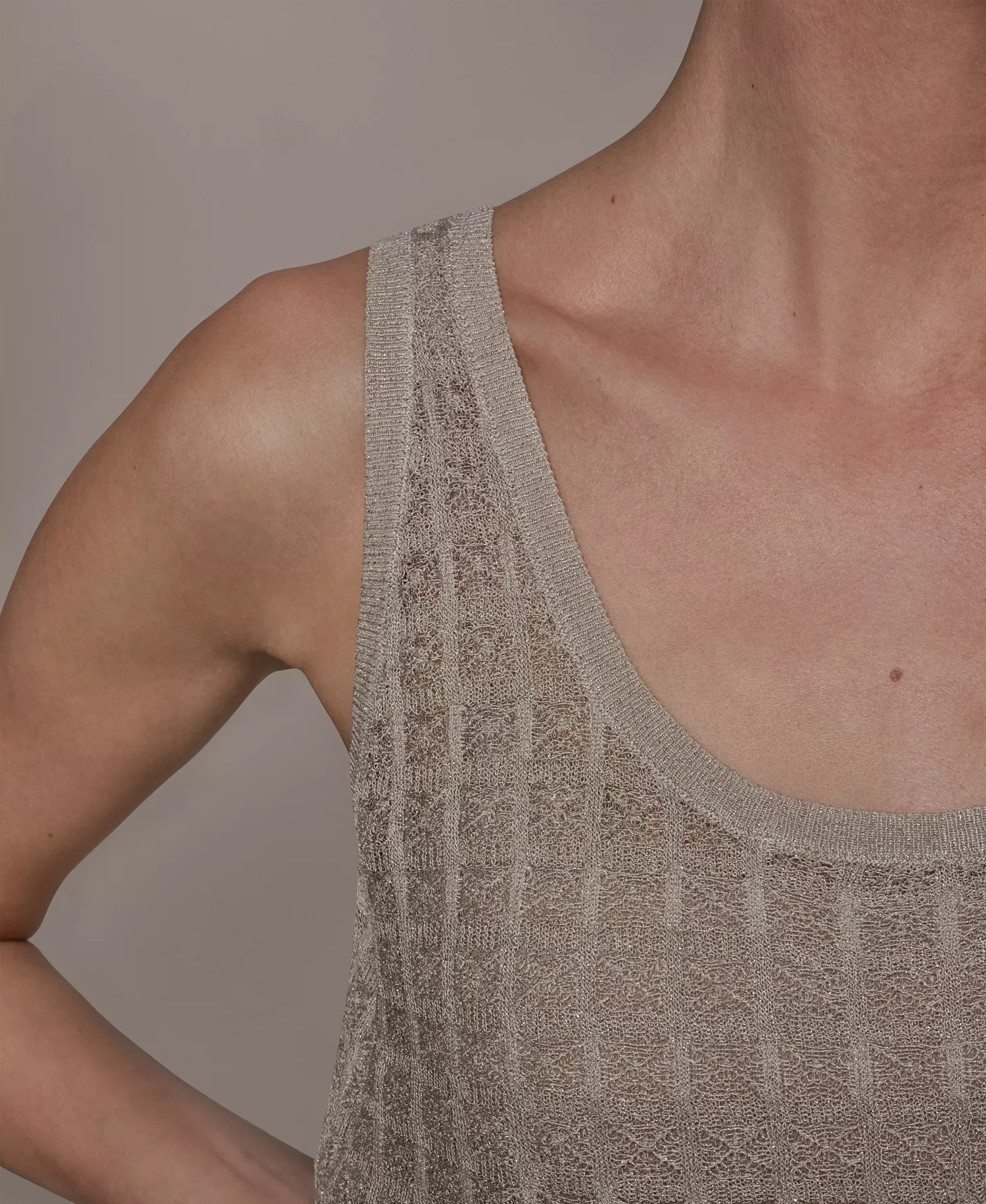 Women's Grid Pattern Sleeveless Sweater - Tuscan Gray - L