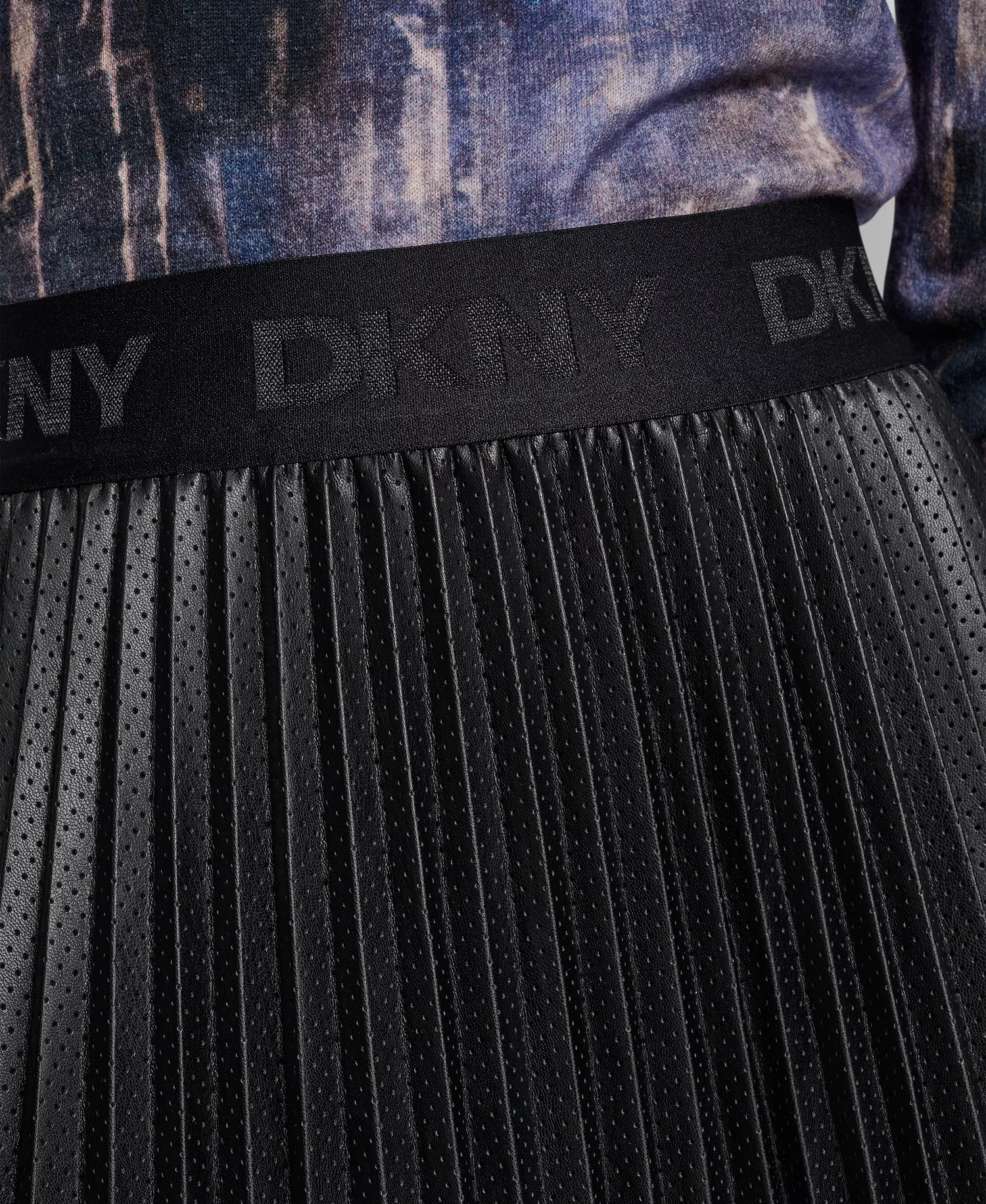 Women's Pleated Mini Skirt - Black - L