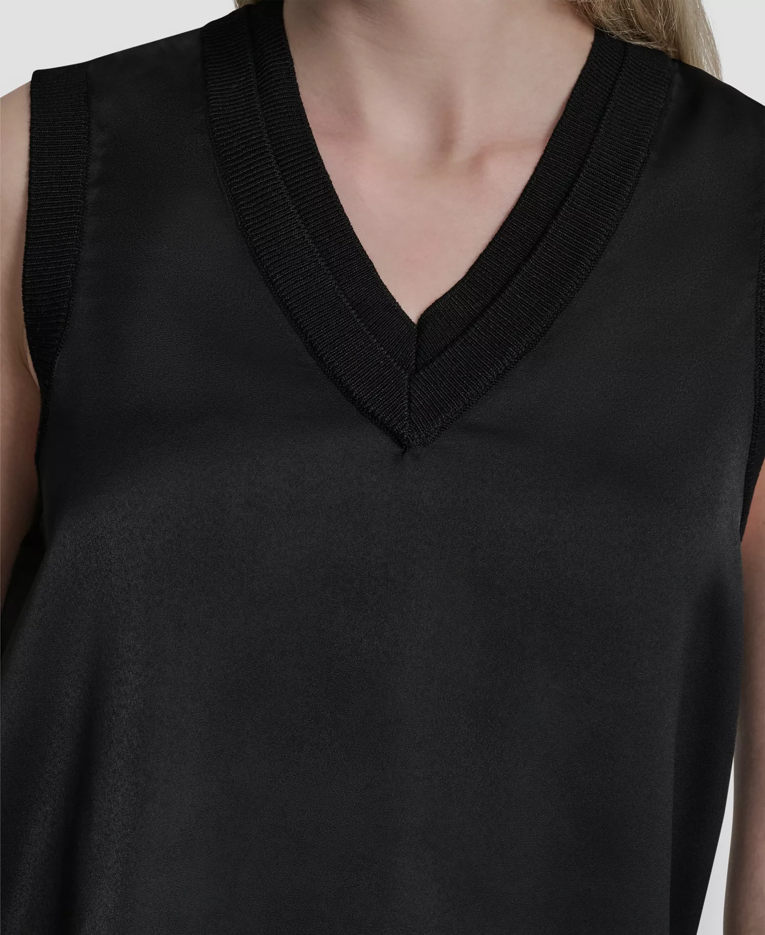 Women's Mixed Media V-Neck Sleeveless Sweater - Black - L