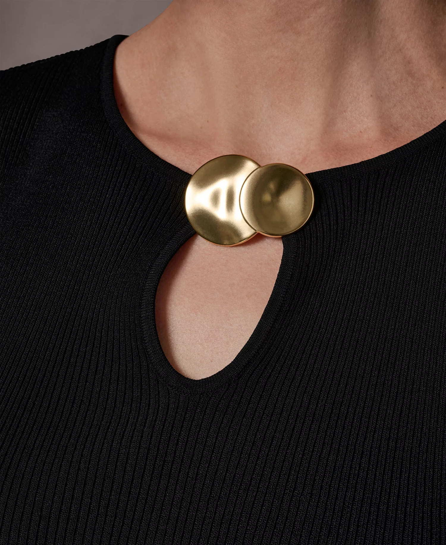 Women's Sleeveless Keyhole Sweater - Black - L