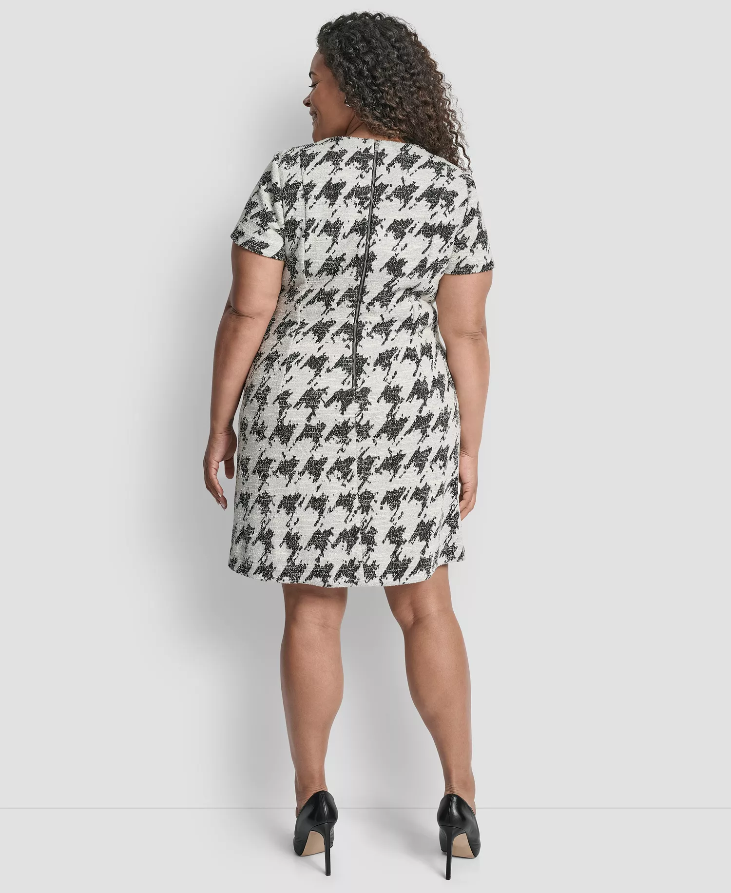 Plus Size Jewel Neck Rivets Sheath Short Dress - Black/Ivory - 16W