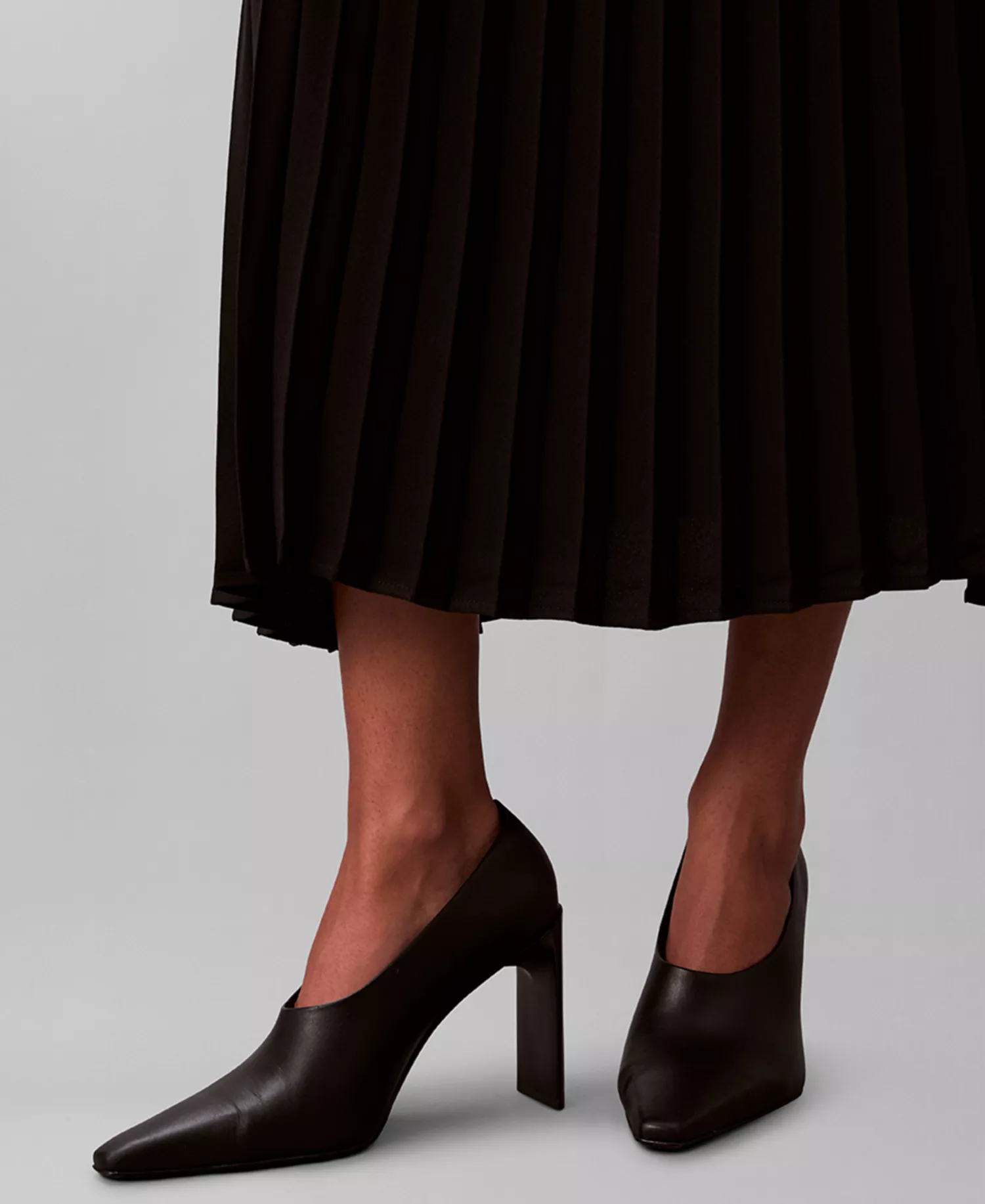 Women's Pleated Midi Skirt - Black - M