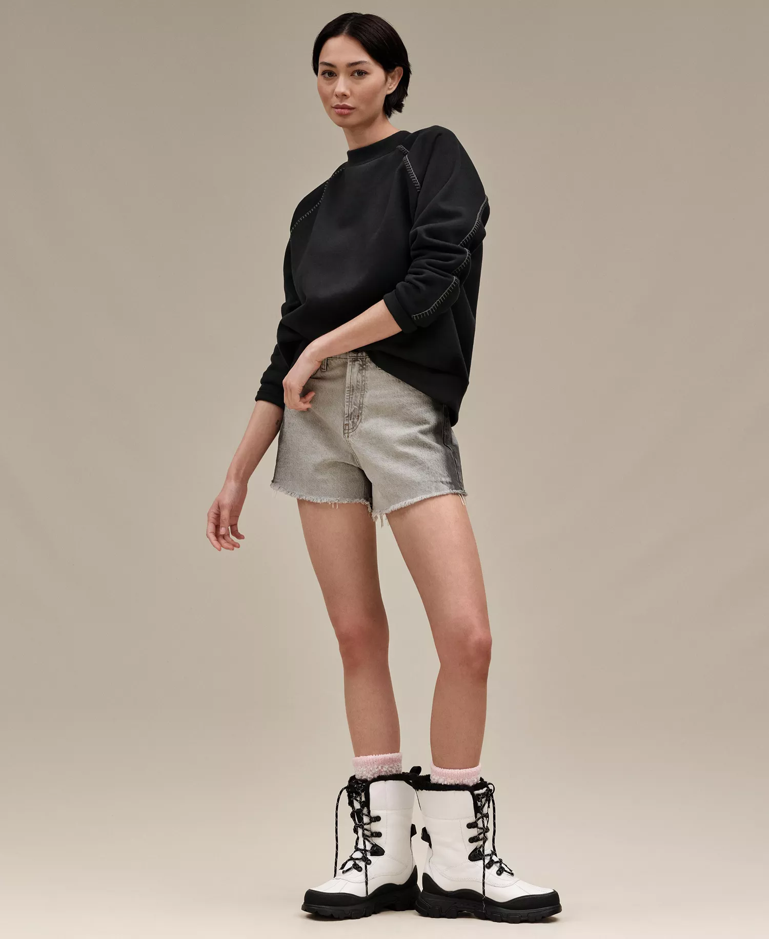 UGG Women's Classic Crew Neck Raglan-Sleeve Sweatshirt - Black - L