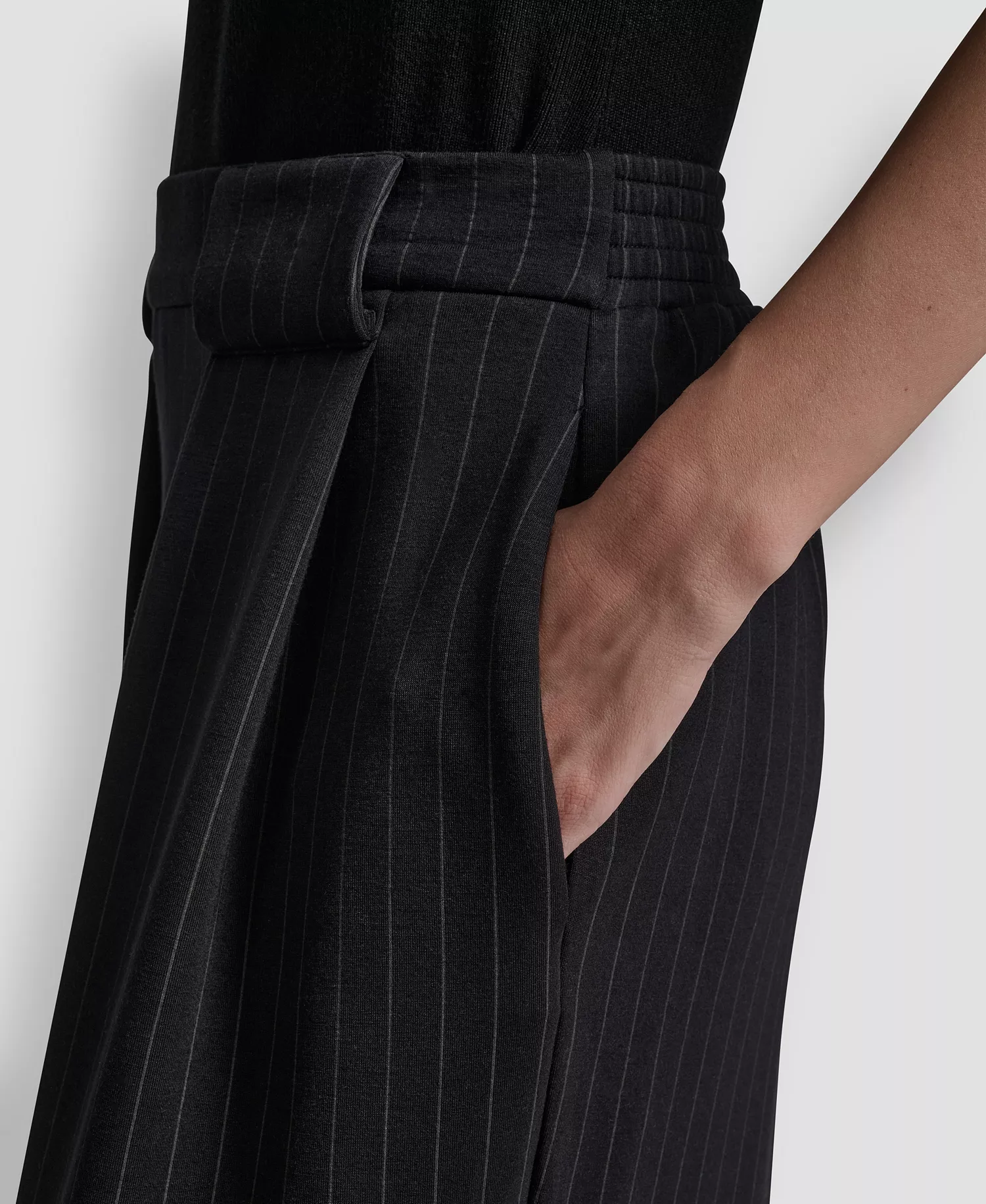 Women's Straight-Leg Pleated Pinstripe Pants - Black Pinstripe - L
