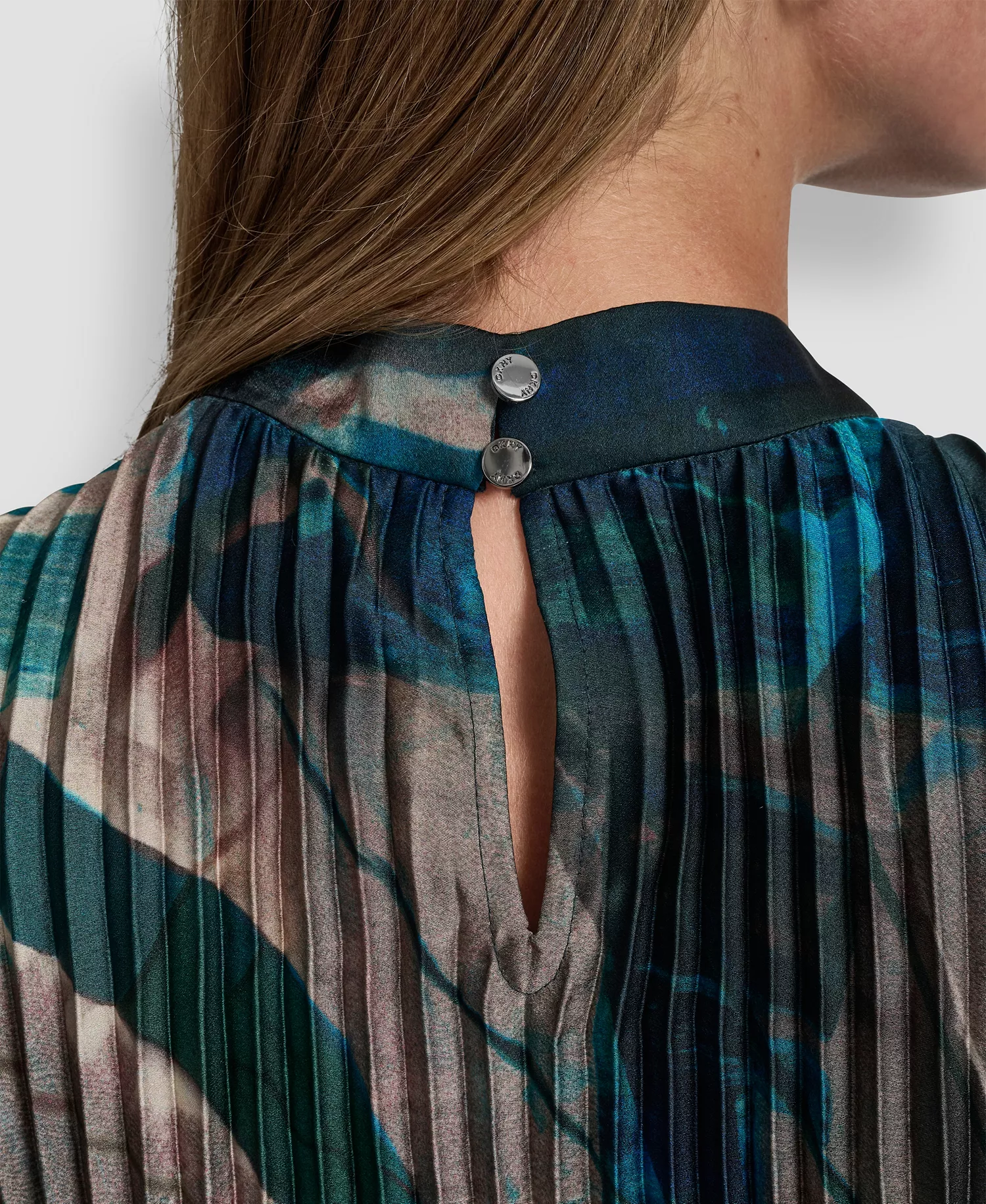 Women's Pleated Funnel Neck Sleeveless Blouse - City Taupe/ocean Blue Multi - L