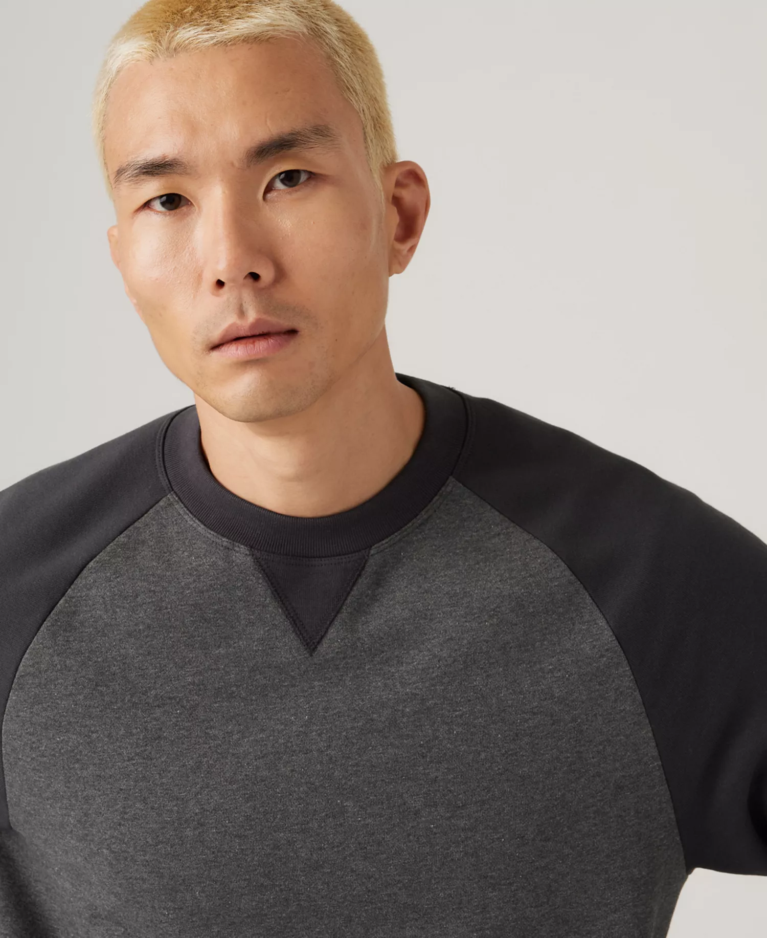 Levi'® Men's Relaxed Fit Crewneck Long Sleeve Red Tab Logo Sweatshirt - Dark Phantom - 2XL