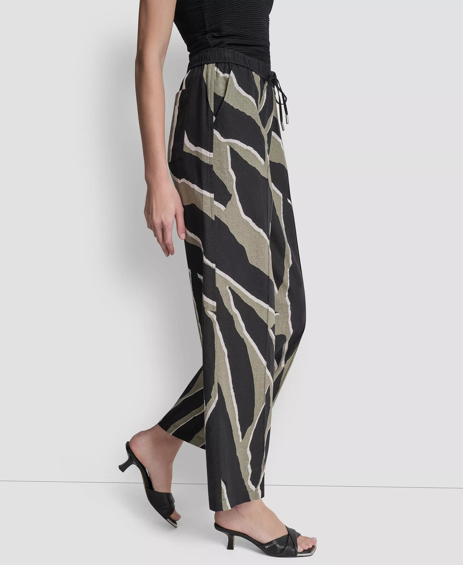 Women's Printed Drawstring Ankle-Length Pants - Jungle Black - L