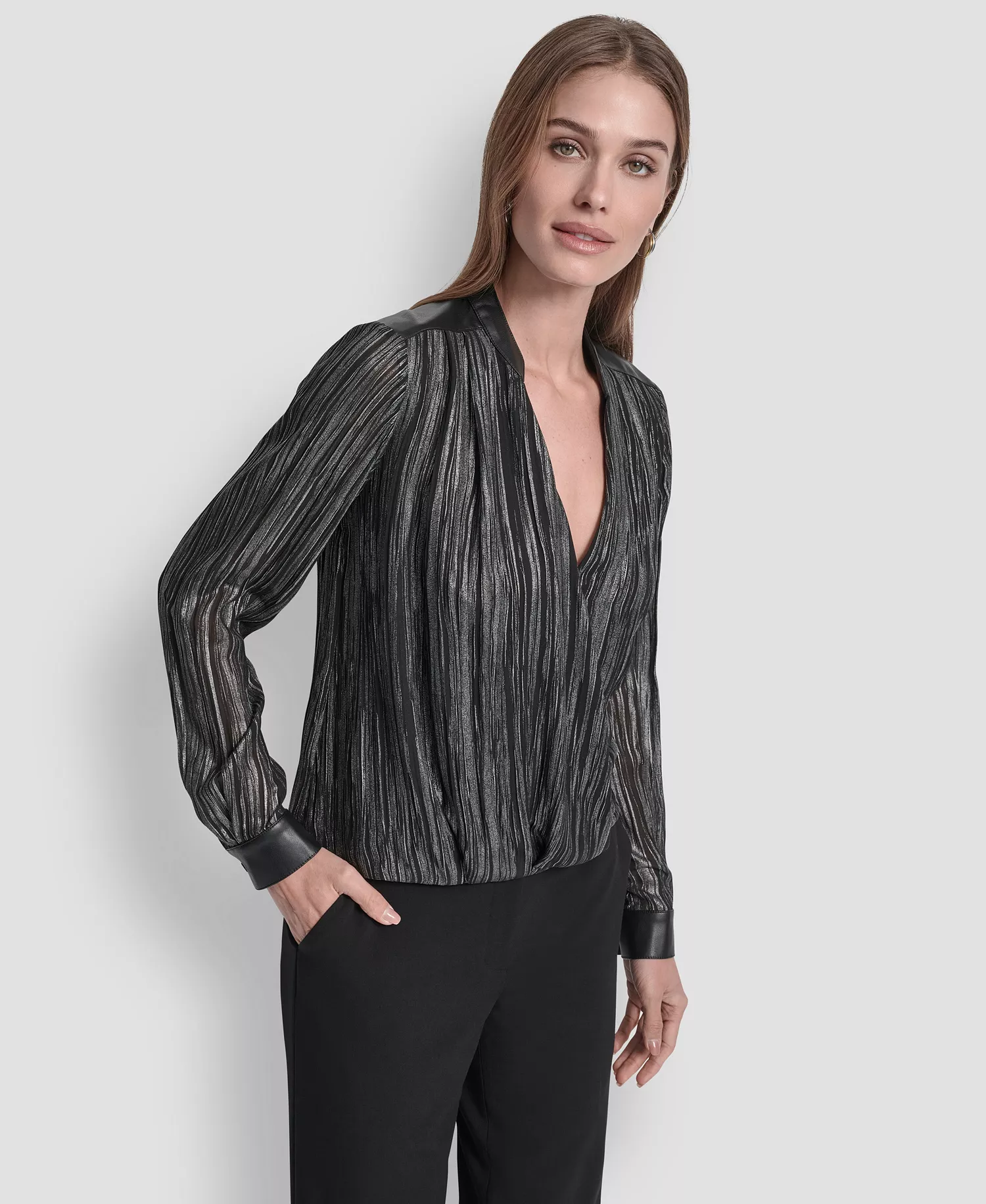Women's Crinkle Detail V-Neck Top - Black/gunmetal - L