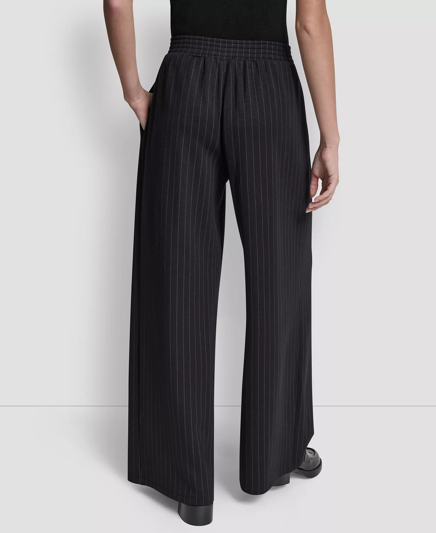 Women's Straight-Leg Pleated Pinstripe Pants - Black Pinstripe - L