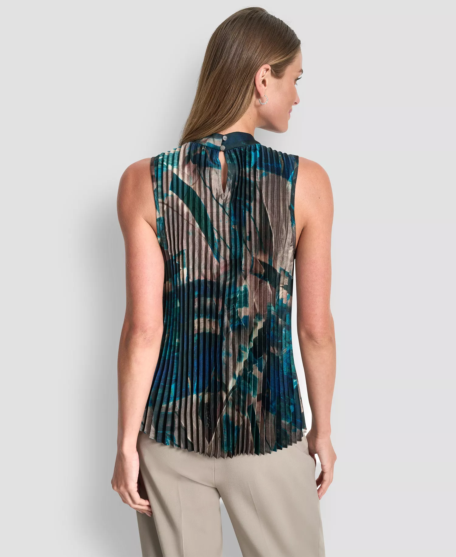 Women's Pleated Funnel Neck Sleeveless Blouse - City Taupe/ocean Blue Multi - L