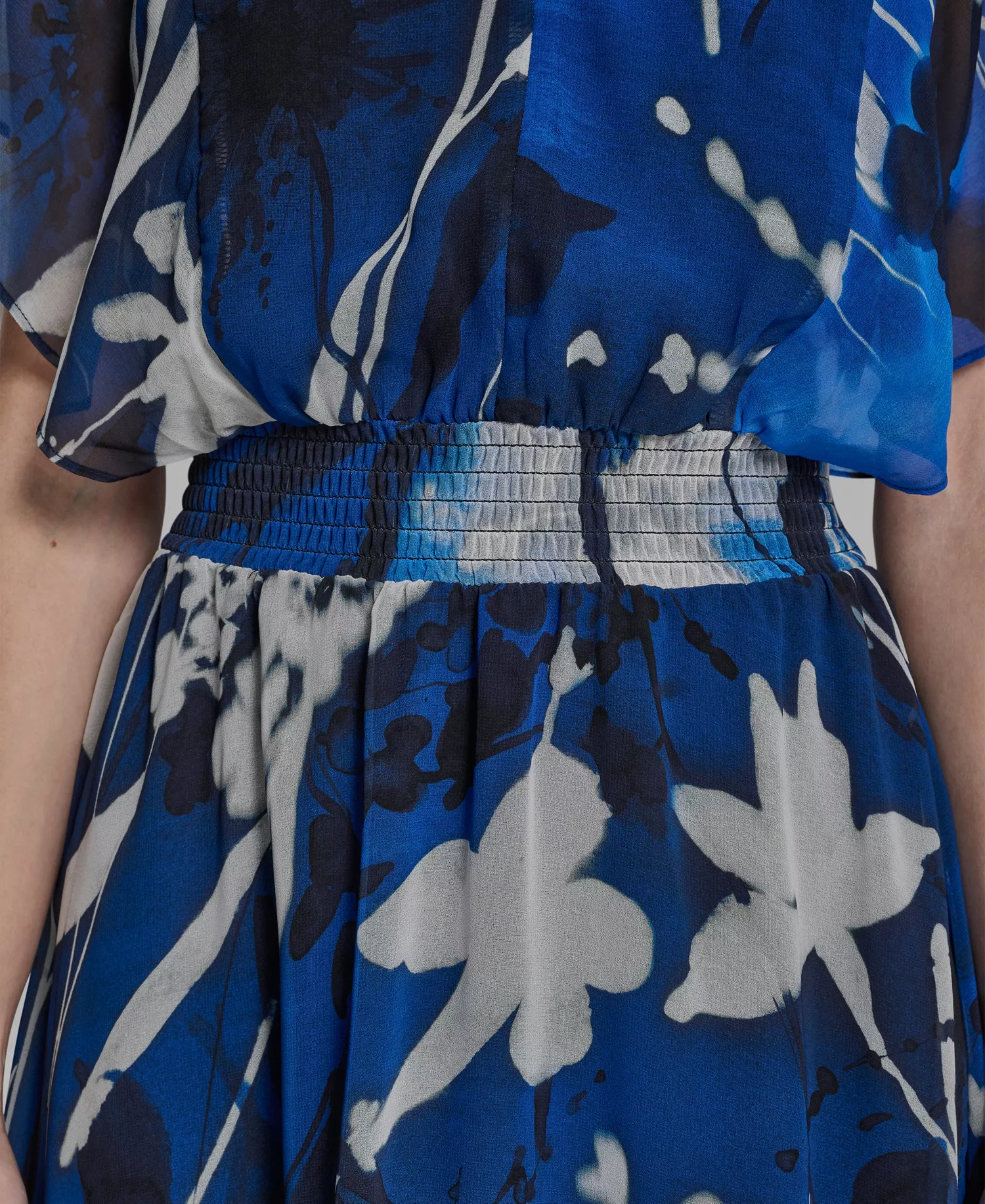 Women's Short Flutter Sleeve V Neck Smocked Waist Floral Midi Dress - Indigo/Atlantic Blue Multi - 10