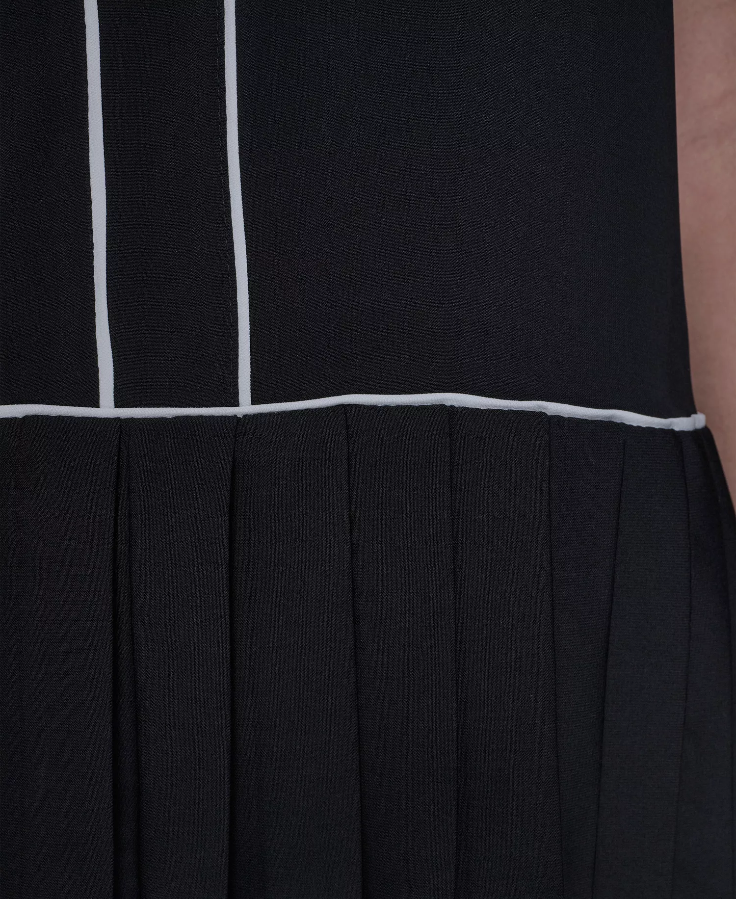 Women's Pleated Detail Sleeveless Top - Black/Soft White - L