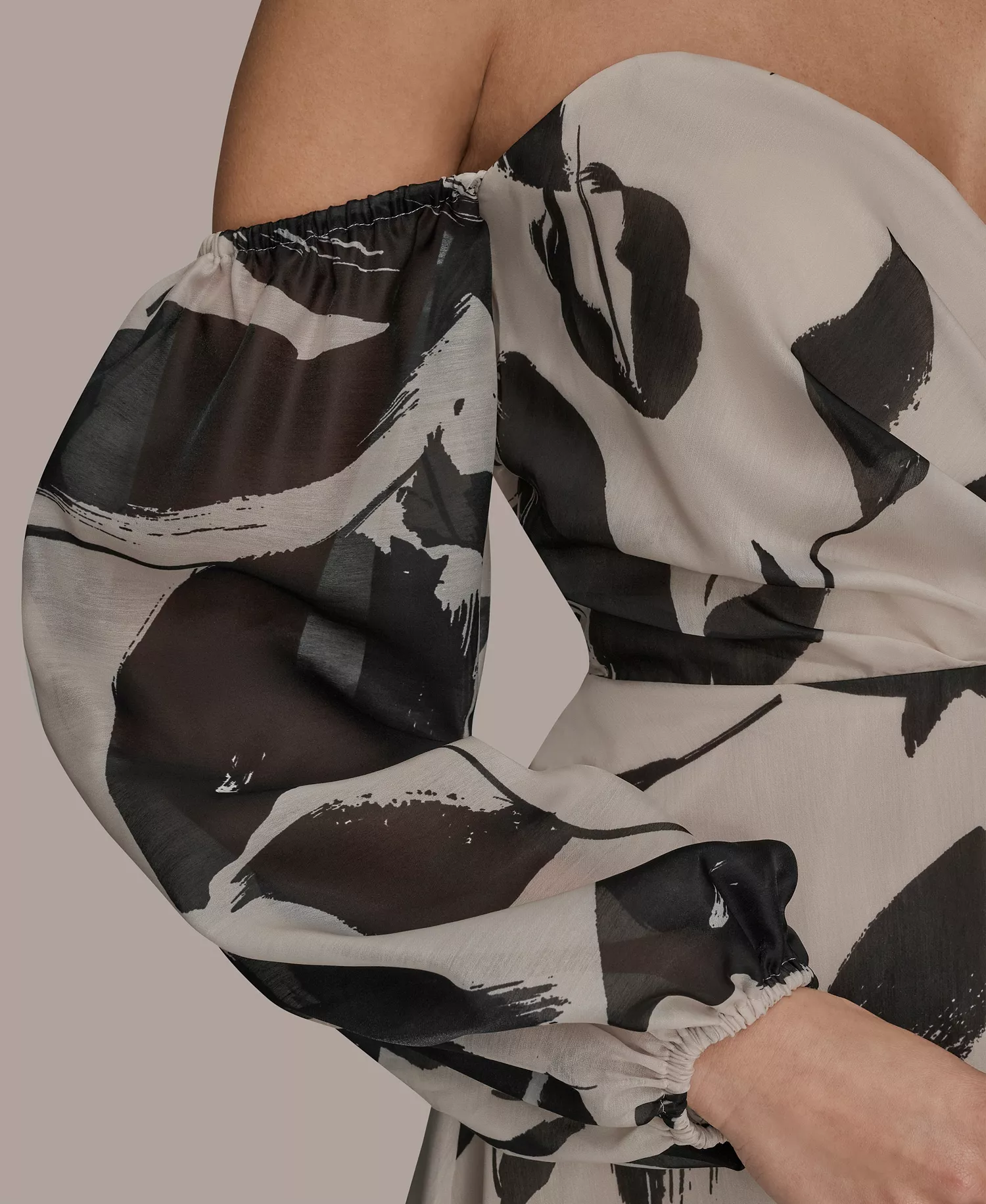 Women's Floral Print Sweetheart Neckline Puff Sleeve Gown - Black/Vellum - 10