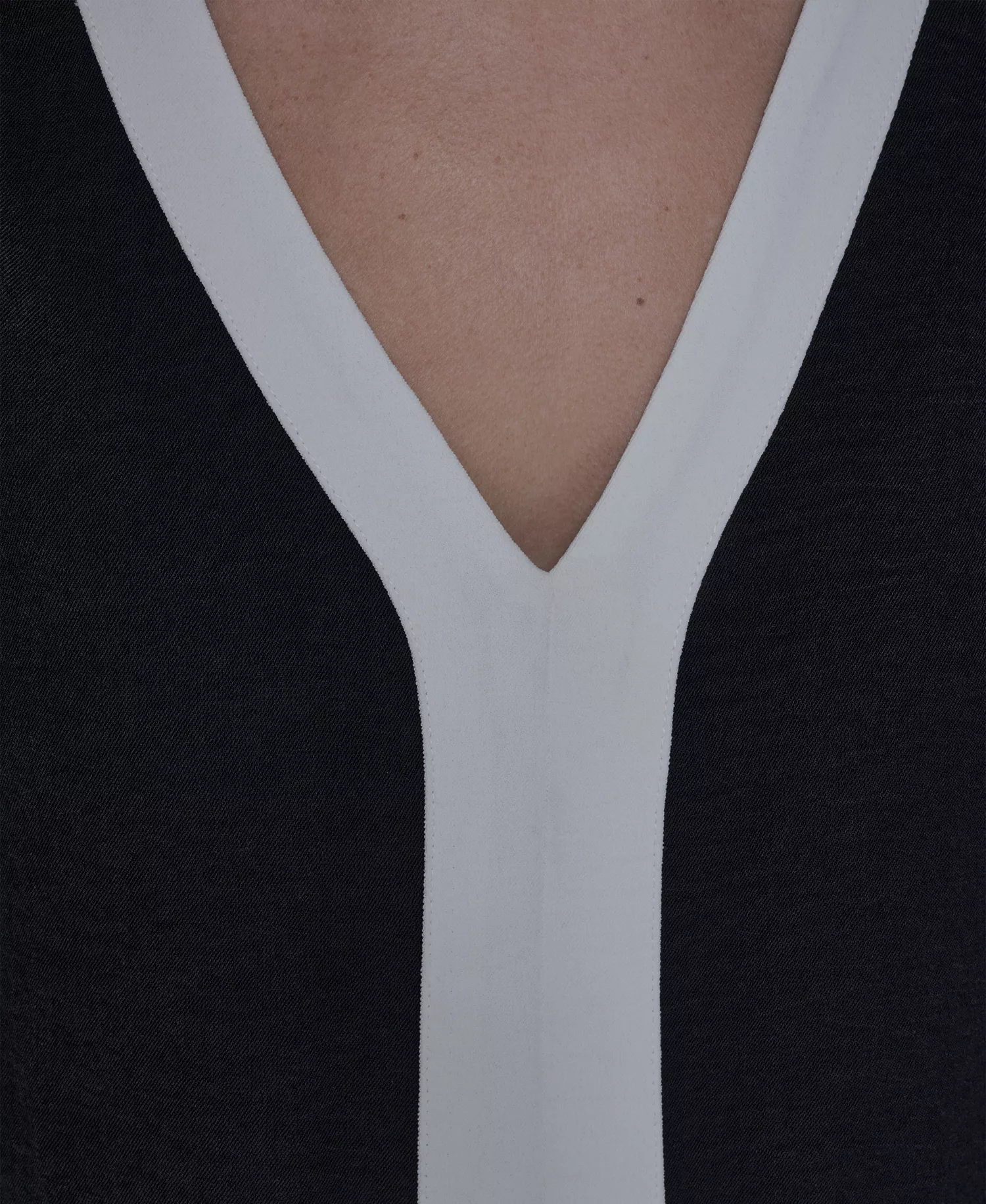 Women's Contrast Sleeveless V-Neck Top - Black/Soft White - L