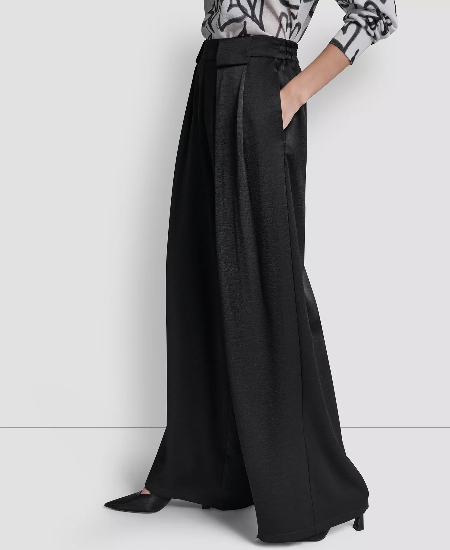 Women's Pleated Wide-Leg Pull-On Pants - Black - L