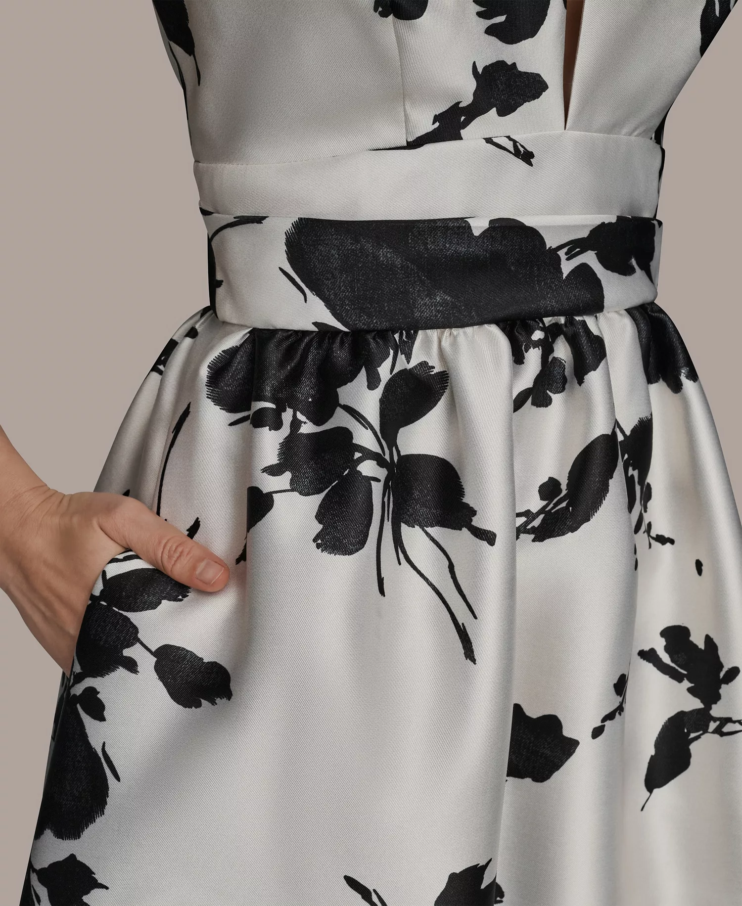 Women's Short-Sleeve V-Neck Floral Print Mikado Gown - Cream/Black - 10