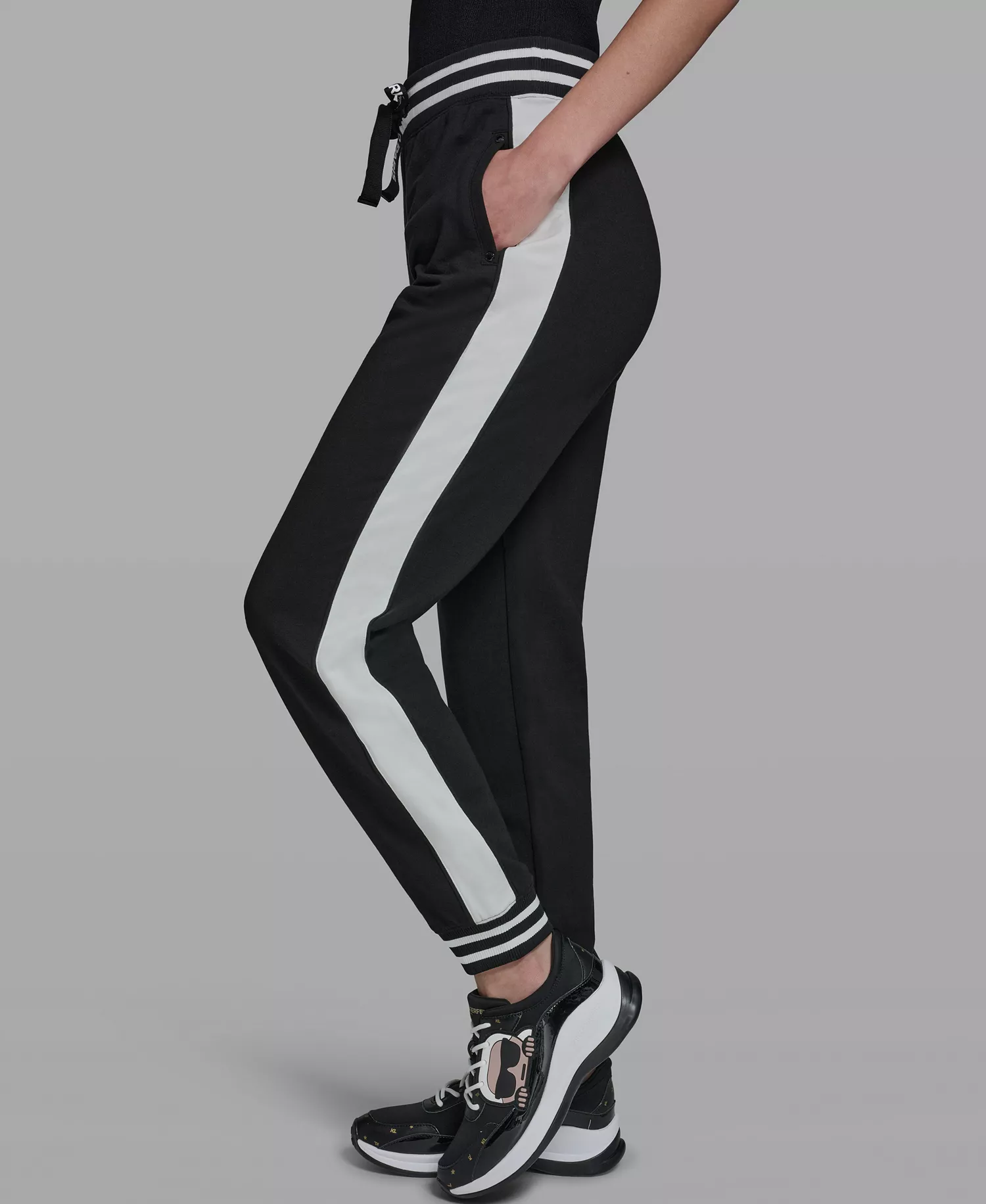 Women's Color Blocked Pull-On Joggers - Black - L