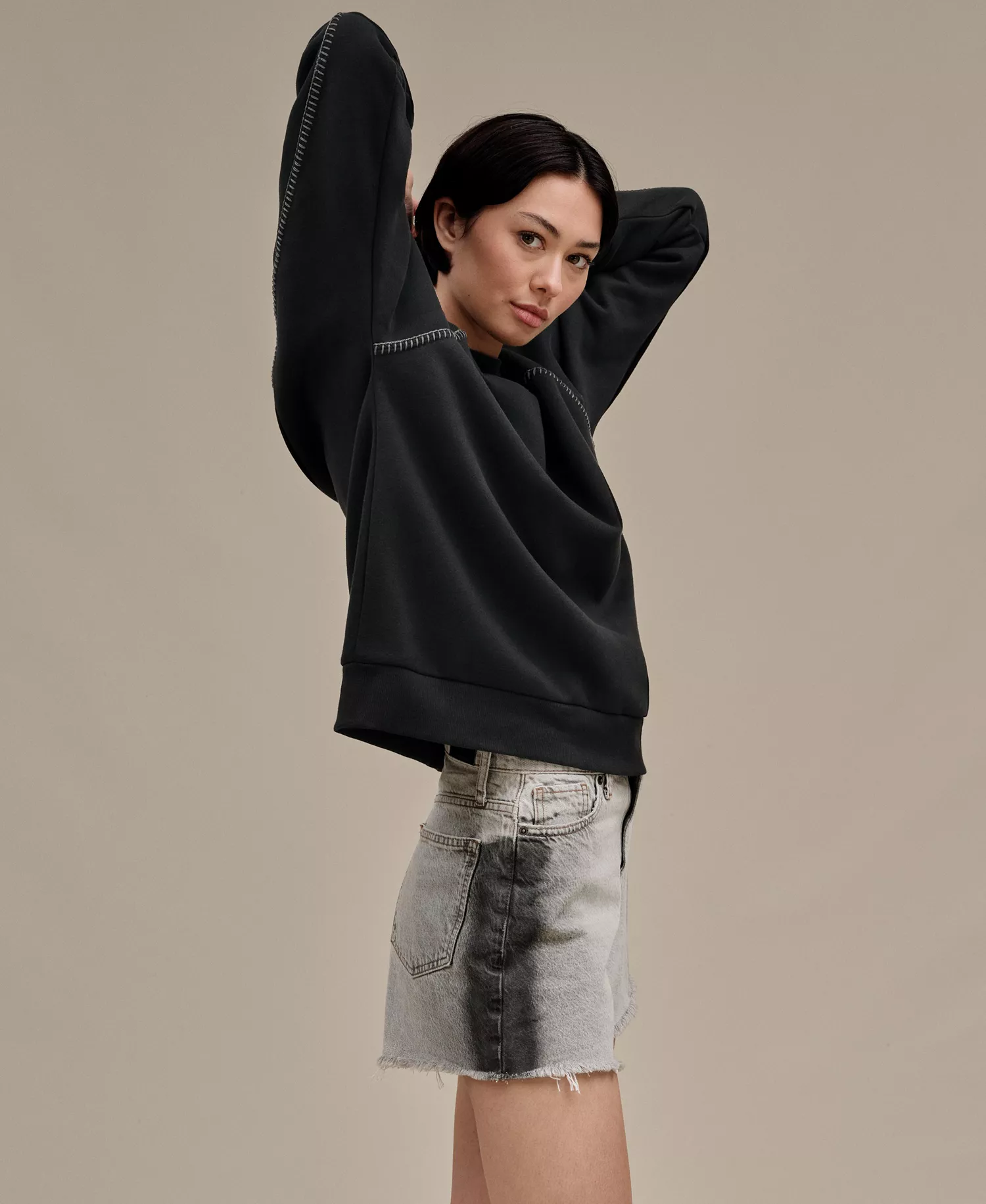 UGG Women's Classic Crew Neck Raglan-Sleeve Sweatshirt - Black - L