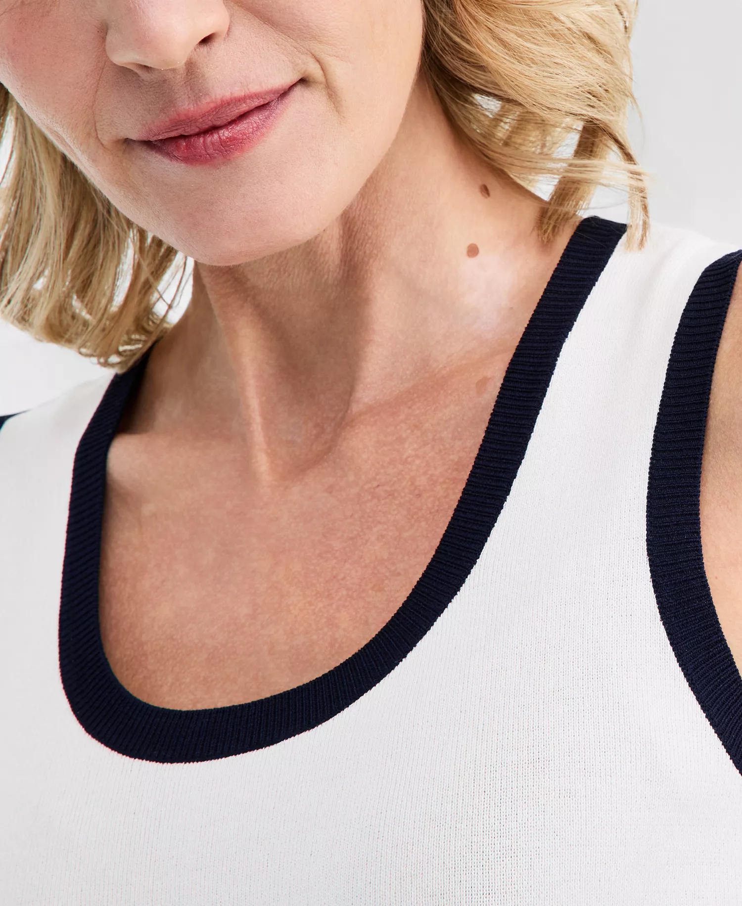 Women's Scoop-Neck Sleeveless Top - Ivory Navy - L
