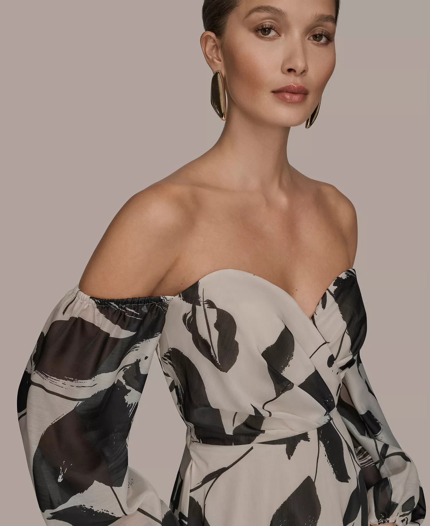 Women's Floral Print Sweetheart Neckline Puff Sleeve Gown - Black/Vellum - 10