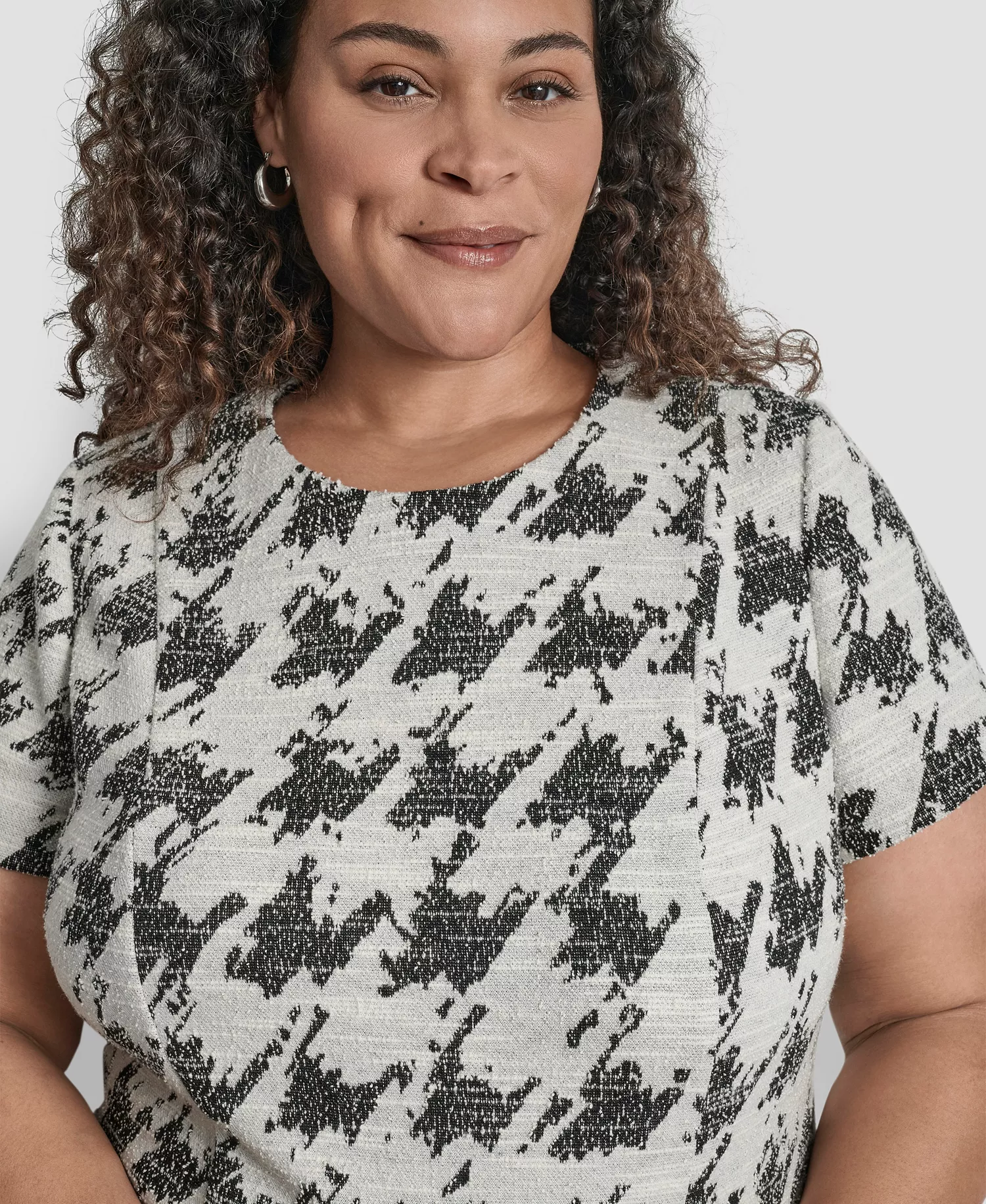 Plus Size Jewel Neck Rivets Sheath Short Dress - Black/Ivory - 16W