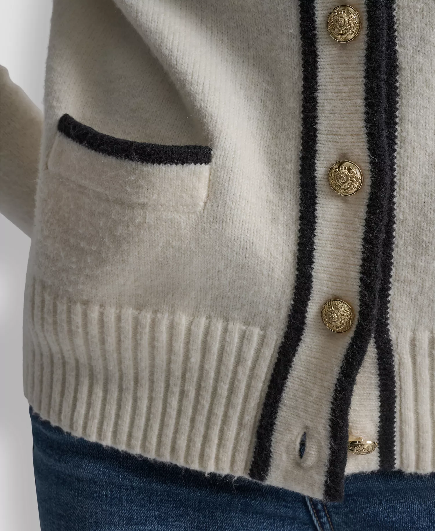 Women's Long Sleeve Tipped V-Neck Cardigan Sweater - Eggnog/Black - L