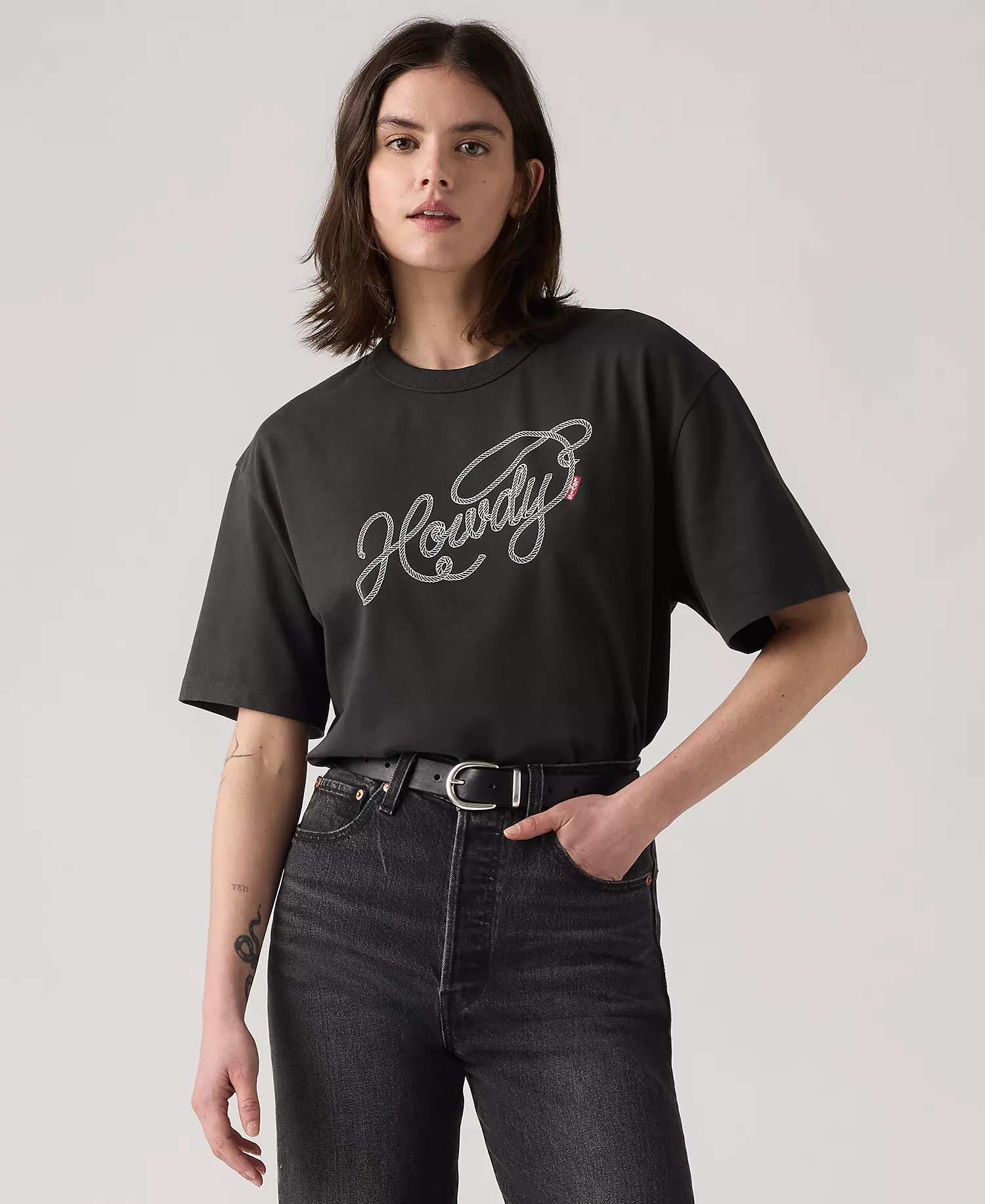 Premium Women's Graphic Tabor T-Shirt - Howdy Script Pirate Black - L