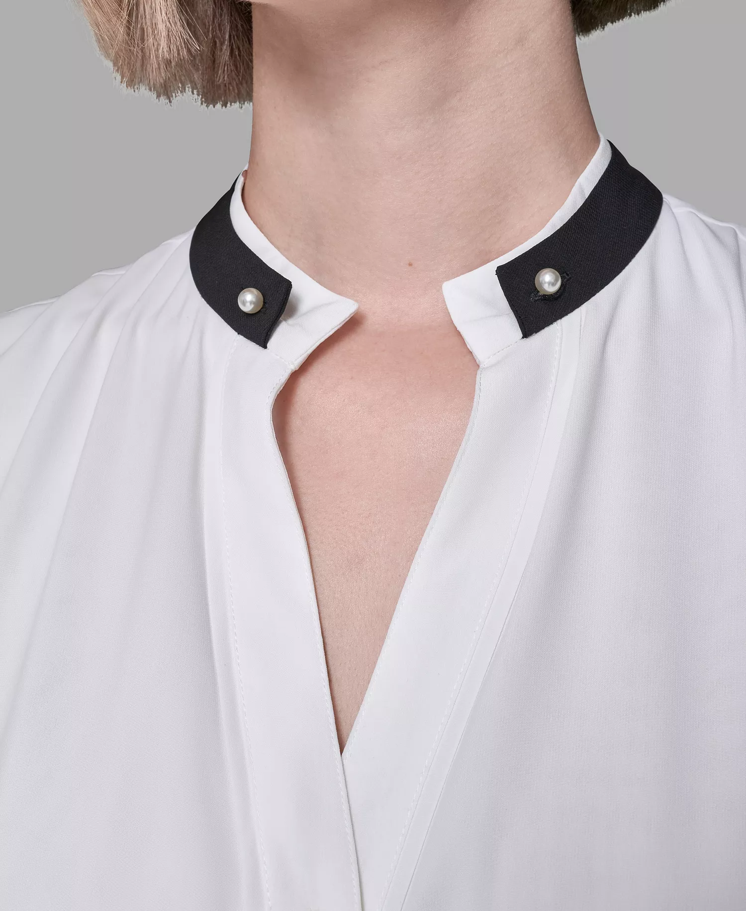 Women's V-Neck Button Down Top - Soft White/Black - L
