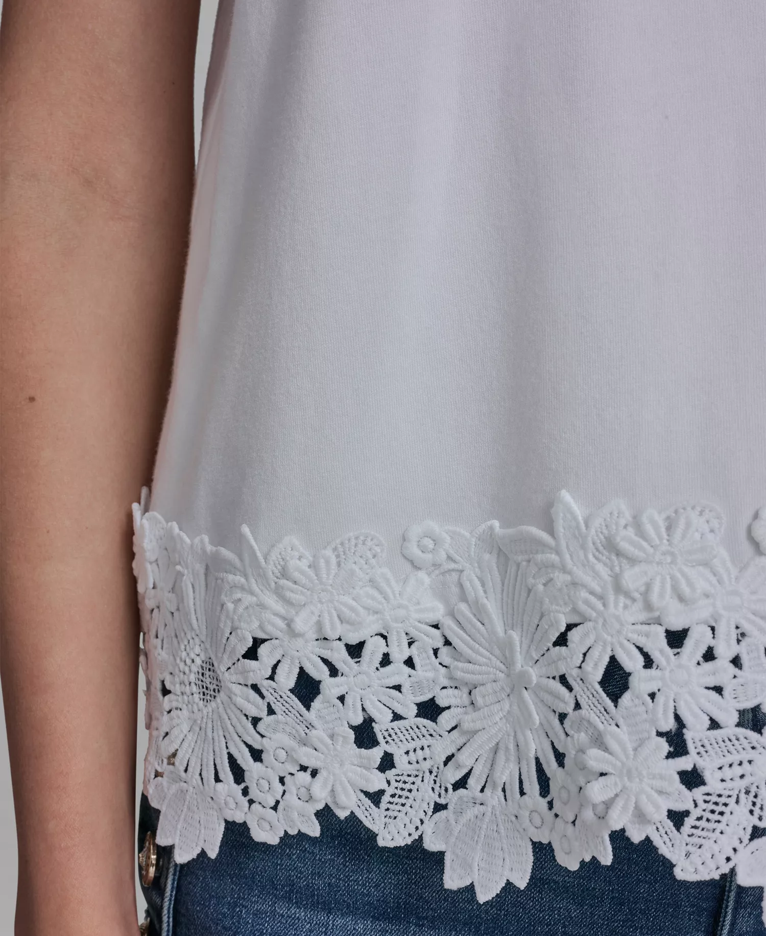 Women's Crew Neck Short-Sleeve Floral Crochet-Trim Top - Black - L