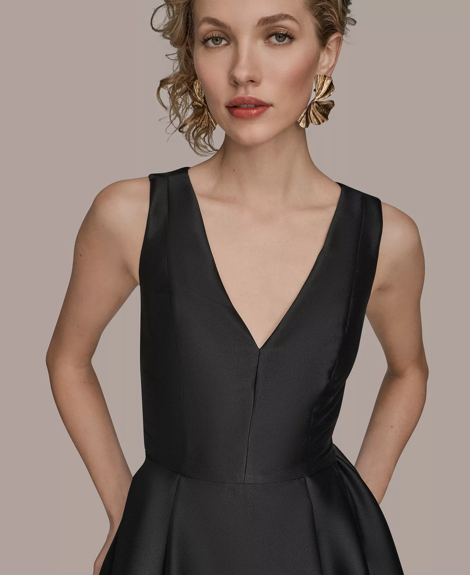 Women's Sleeveless Asymmetrical V-Neck Ball Gown - Black - 10