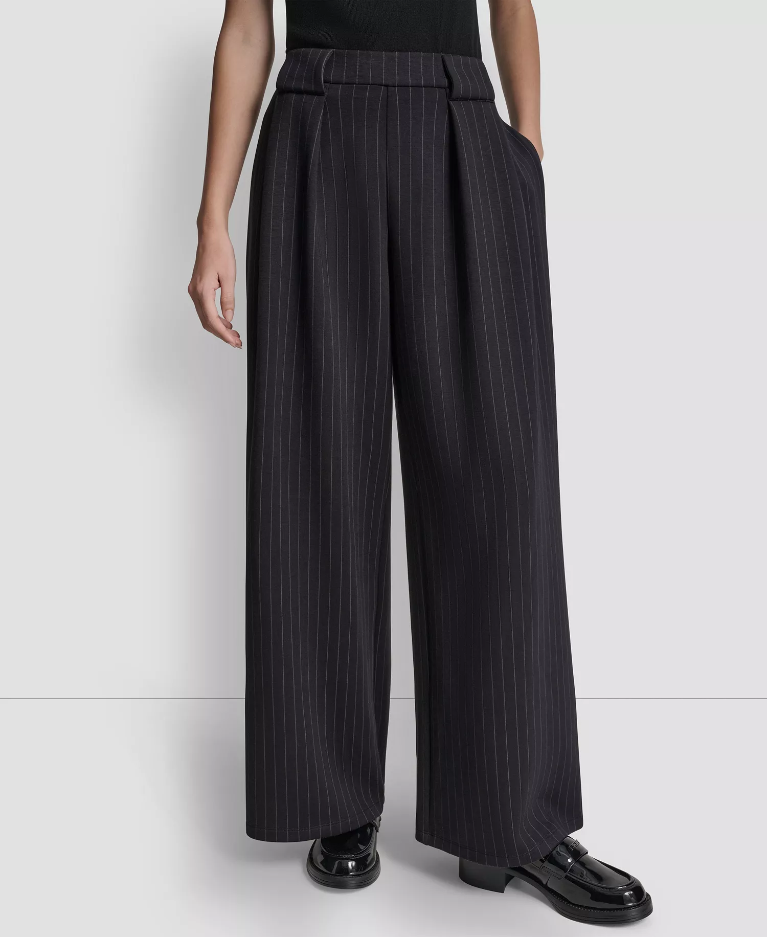 Women's Straight-Leg Pleated Pinstripe Pants - Black Pinstripe - L