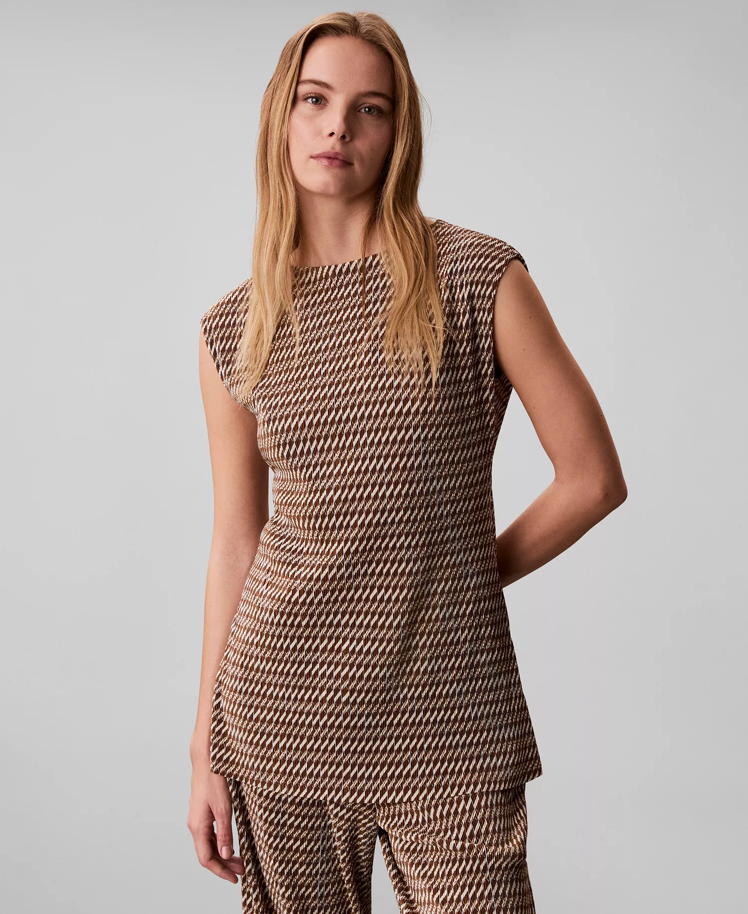 Women's Plisse Print Boat Neck Tunic Top - Executive Brown Ladder Print - L