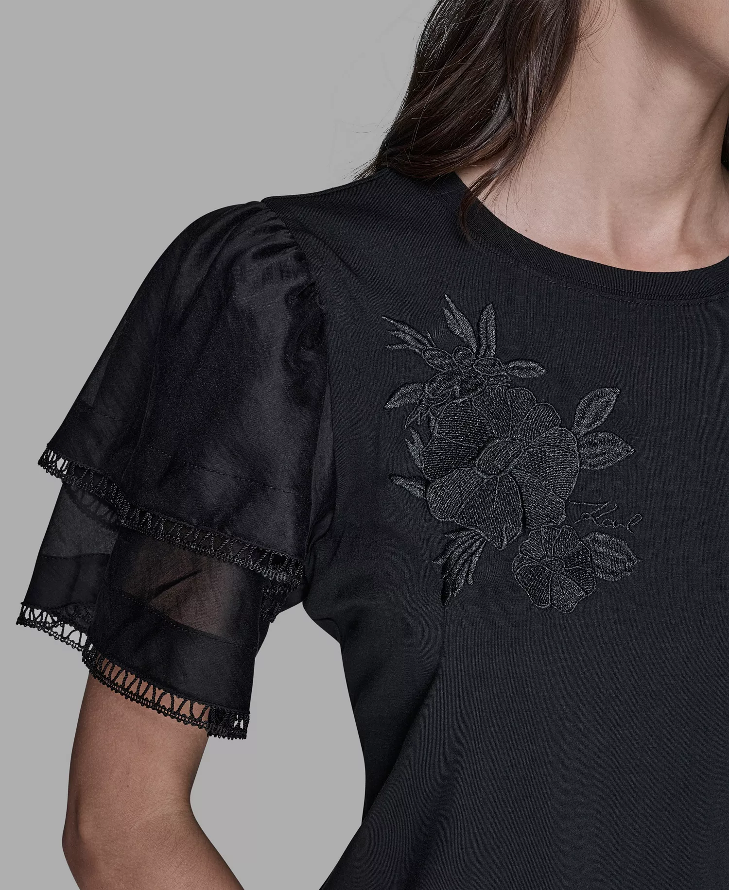 Women's Ruffled Crewneck Floral Top - Black - L