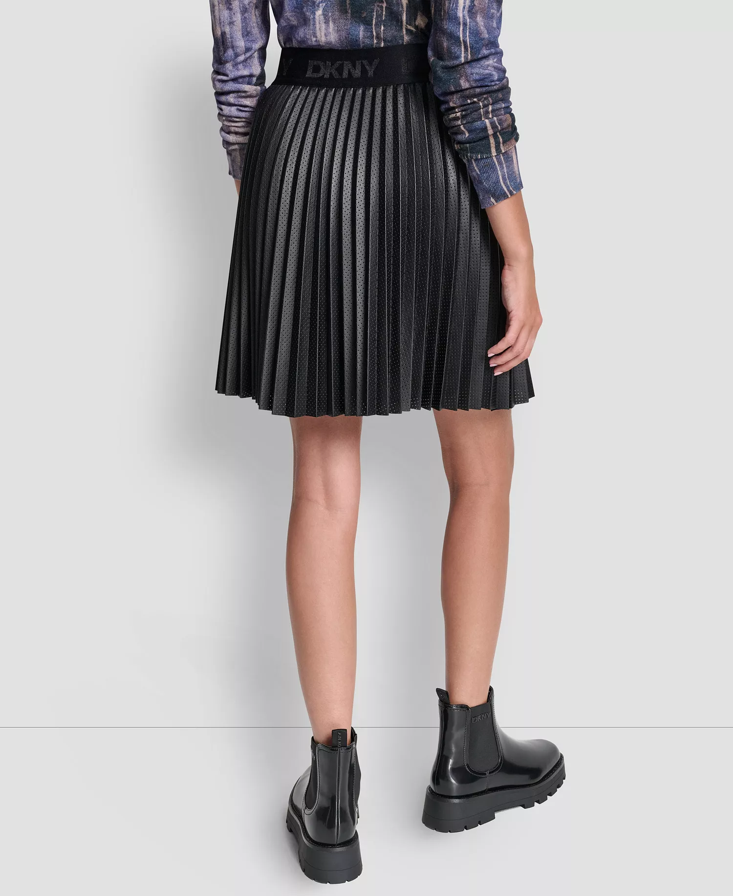 Women's Pleated Mini Skirt - Black - L