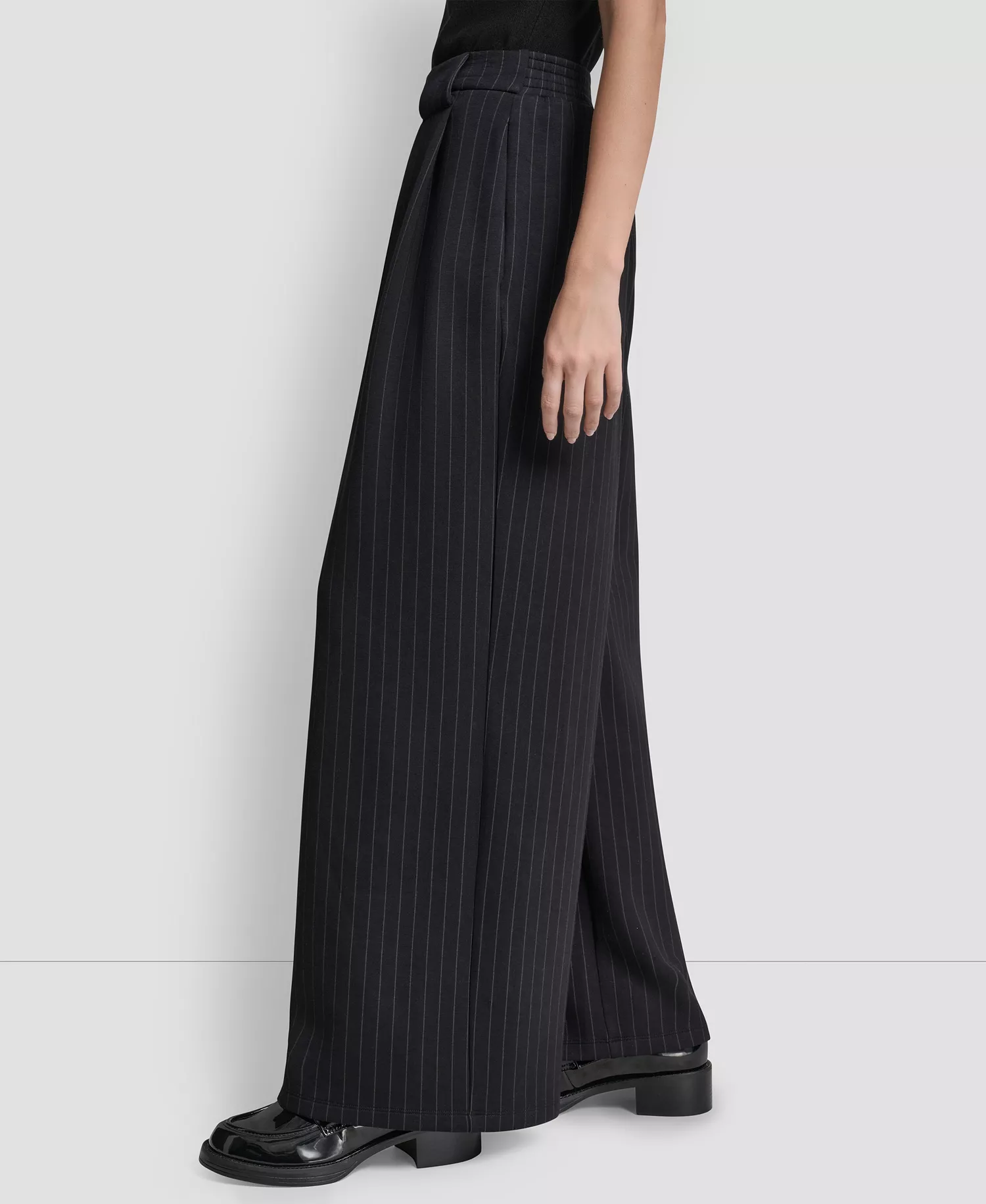 Women's Straight-Leg Pleated Pinstripe Pants - Black Pinstripe - L