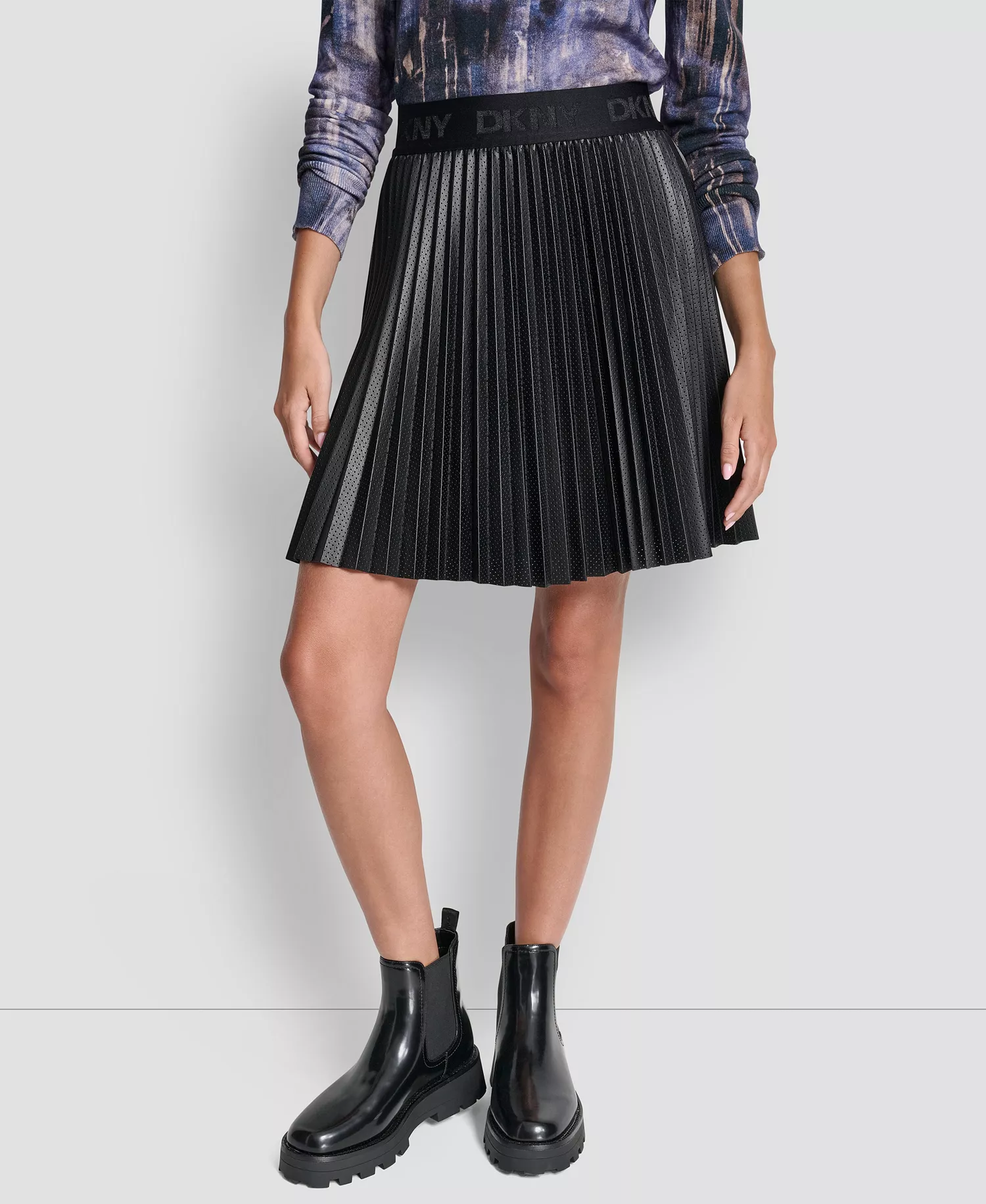 Women's Pleated Mini Skirt - Black - L