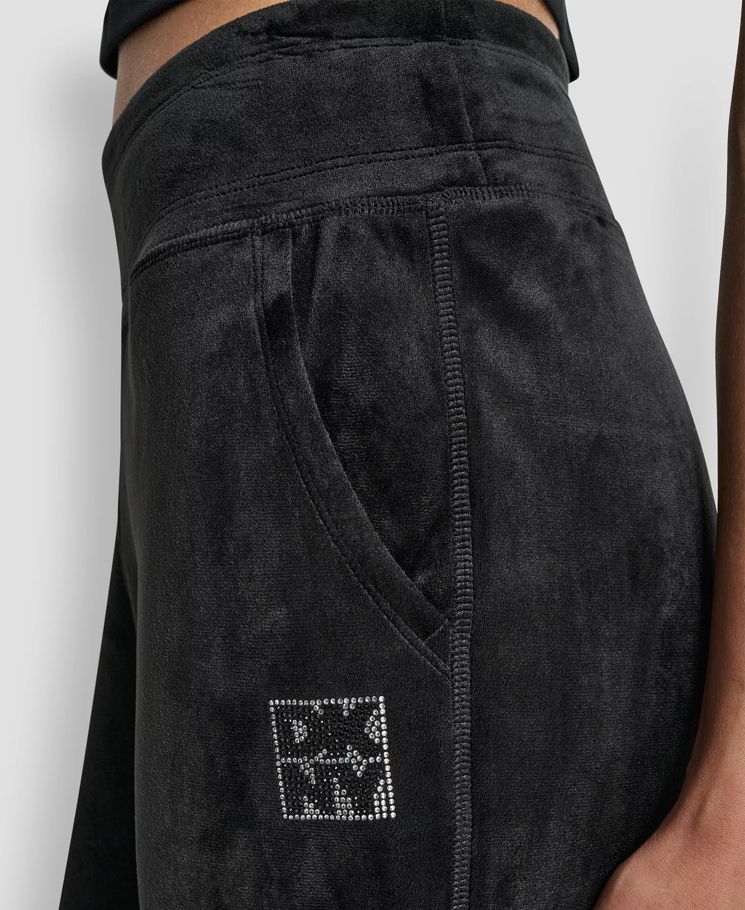 Women's Super Soft Velour Stacked Logo Mid-Rise Slim-Fit Joggers - Black - M